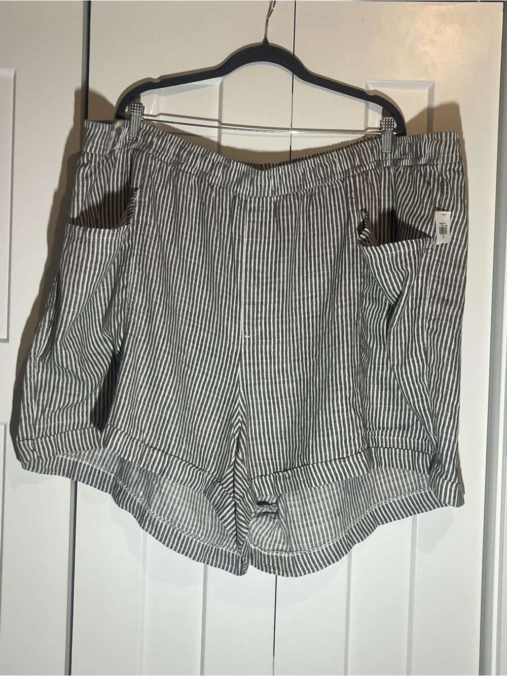 Old Navy Black & White Striped Elastic-Waist Women's Shorts plus size 4X
